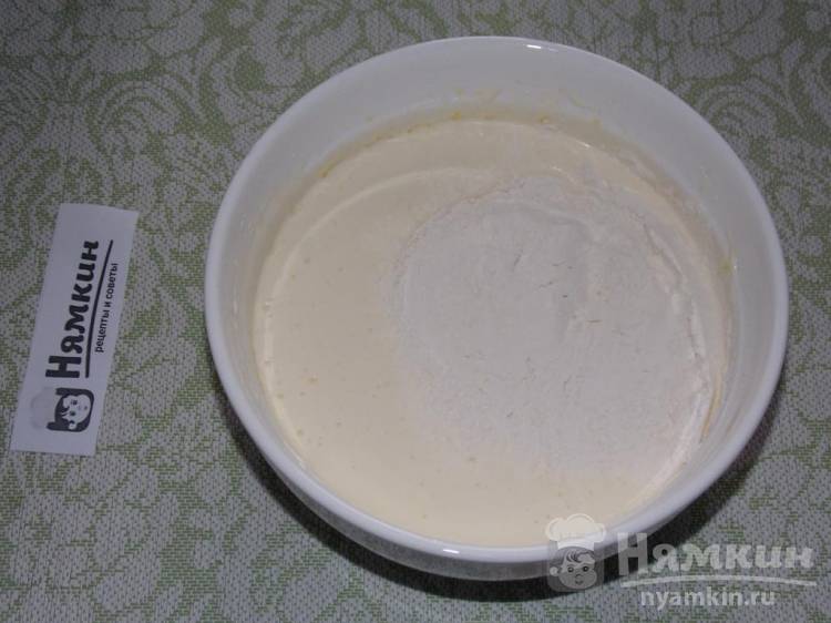 Бисквитный пирог с яблоком и кедровыми орехами в мультиварке - фото шаг 2