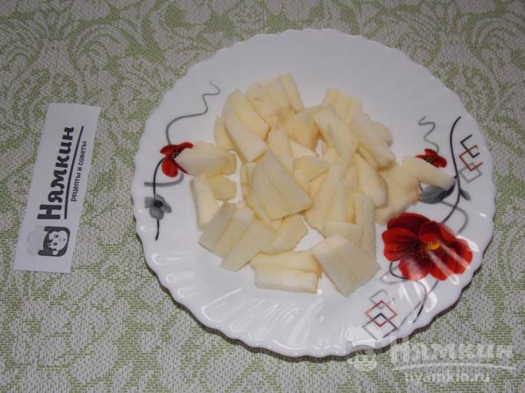 Бисквитный пирог с яблоком и кедровыми орехами в мультиварке - фото шаг 3