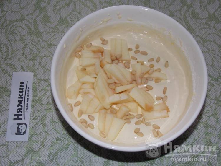 Бисквитный пирог с яблоком и кедровыми орехами в мультиварке - фото шаг 4