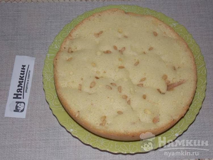 Бисквитный пирог с яблоком и кедровыми орехами в мультиварке - фото шаг 6