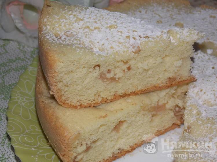 Бисквитный пирог с яблоком и кедровыми орехами в мультиварке - фото шаг 7