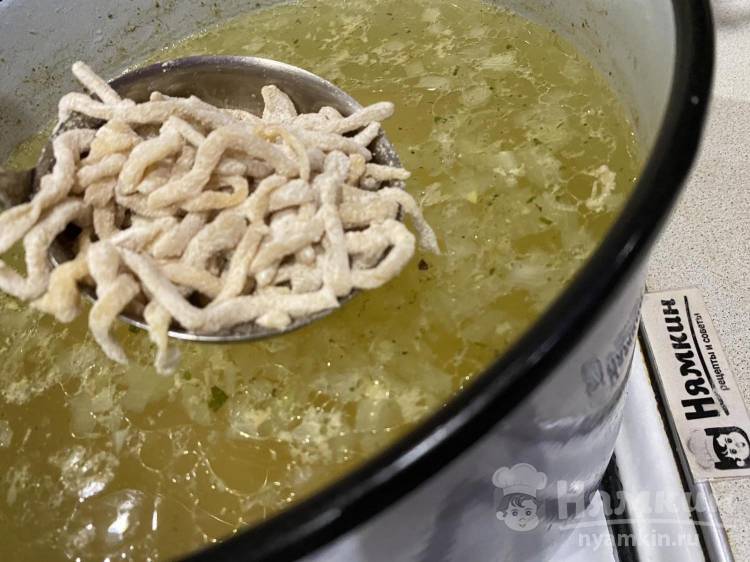 Домашняя суп-лапша с целой курицей и овощами - фото шаг 17