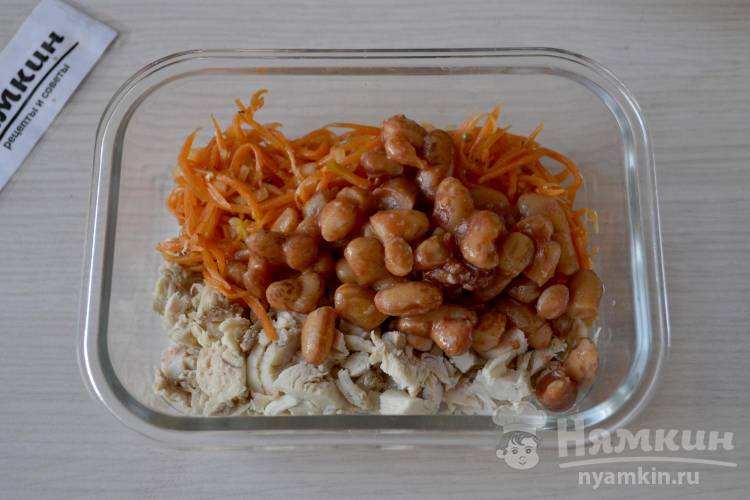 Салат с курицей, фасолью и корейской морковкой