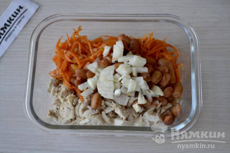Салат с курицей, консервированной фасолью, морковью по-корейски и огурцом — рецепты | Дзен