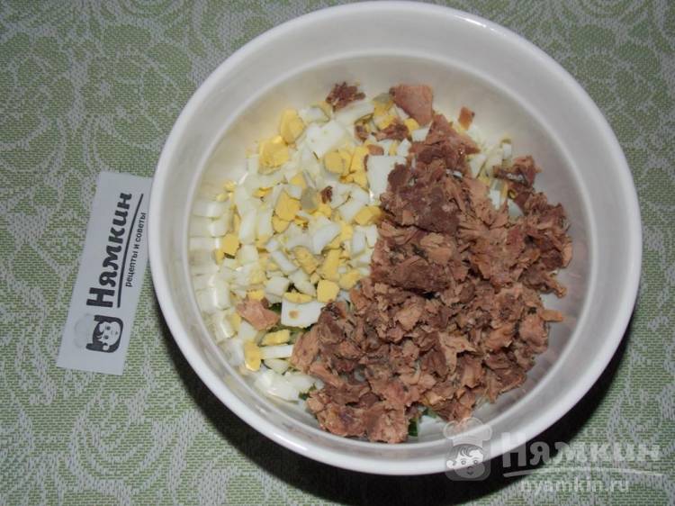 Салат с консервированным тунцом, свежим огурцом и вареными яйцами - фото шаг 4