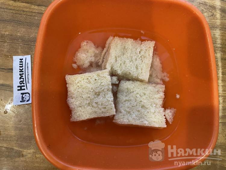 Котлеты из смешанного мясного фарша с луком на сковороде - фото шаг 2