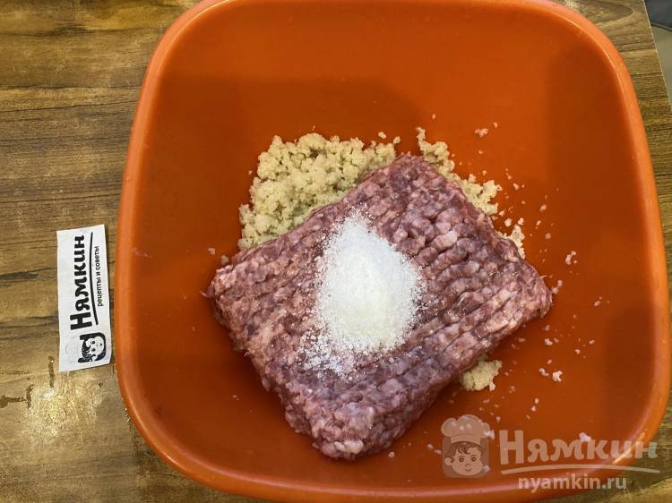Котлеты из смешанного мясного фарша с луком на сковороде - фото шаг 4