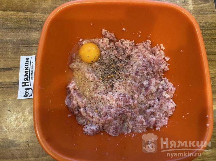 Котлеты из смешанного мясного фарша с луком на сковороде - фото шаг 6