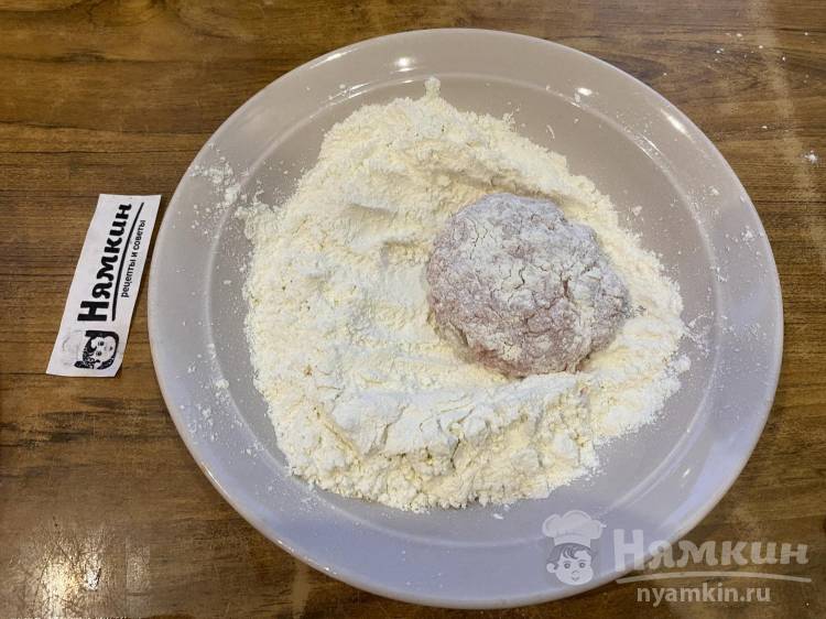 Котлеты из смешанного мясного фарша с луком на сковороде - фото шаг 10