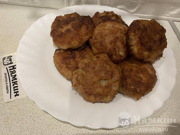 Котлеты из смешанного мясного фарша с луком на сковороде - фото шаг 14