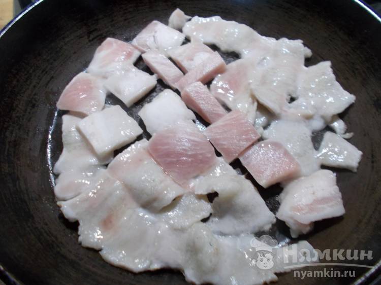 Сытная яичница со свининой, вареной картошкой и луком - фото шаг 1