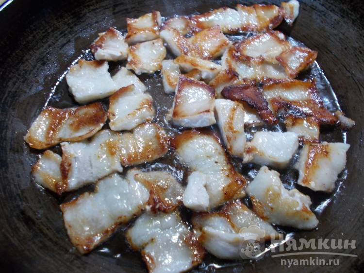 Сытная яичница со свининой, вареной картошкой и луком - фото шаг 2