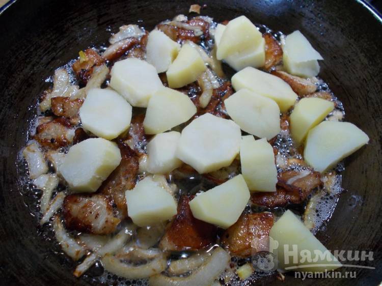 Сытная яичница со свининой, вареной картошкой и луком - фото шаг 4