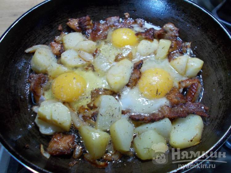 Сытная яичница со свининой, вареной картошкой и луком - фото шаг 5