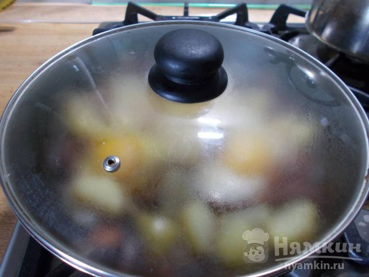 Сытная яичница со свининой, вареной картошкой и луком - фото шаг 6
