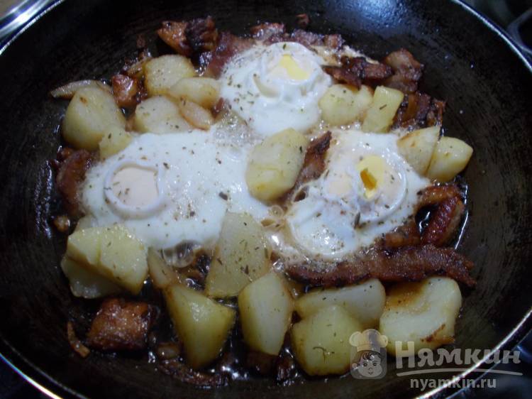 Сытная яичница со свининой, вареной картошкой и луком - фото шаг 7