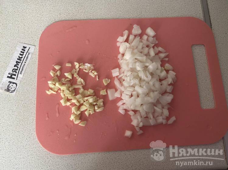 Котлеты из свиного фарша с луком, чесноком и базиликом на сковороде - фото шаг 4