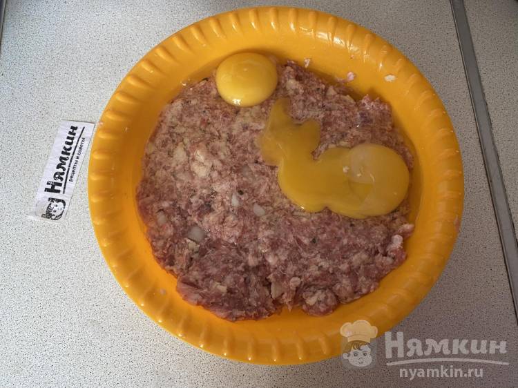 Котлеты из свиного фарша с луком, чесноком и базиликом на сковороде - фото шаг 8