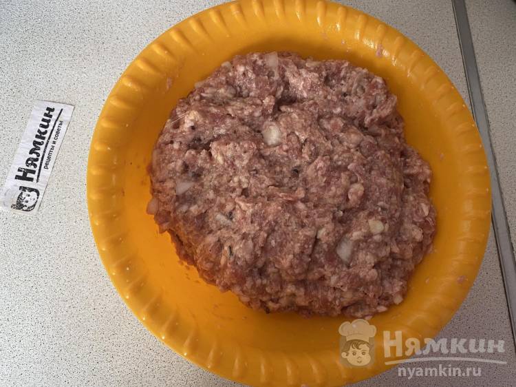 Котлеты из свиного фарша с луком, чесноком и базиликом на сковороде - фото шаг 9