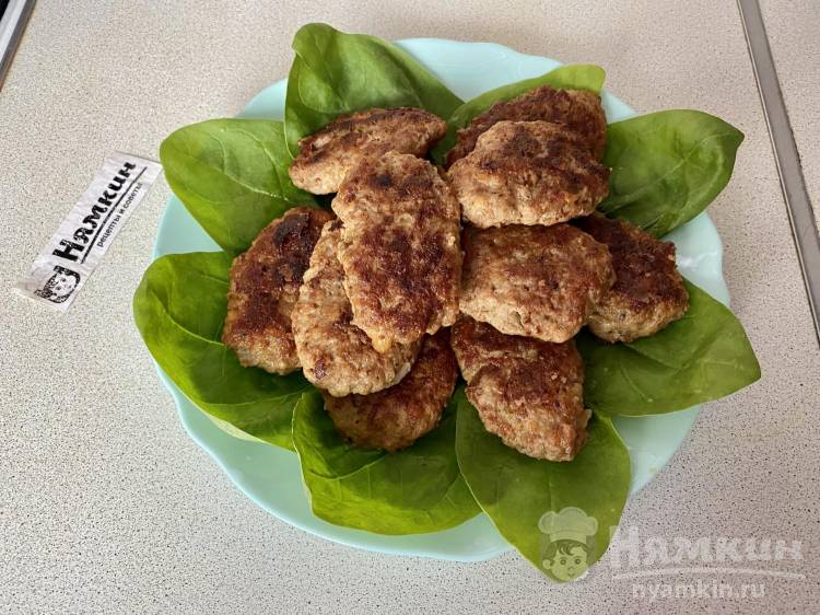 Котлеты из свиного фарша с луком, чесноком и базиликом на сковороде - фото шаг 14