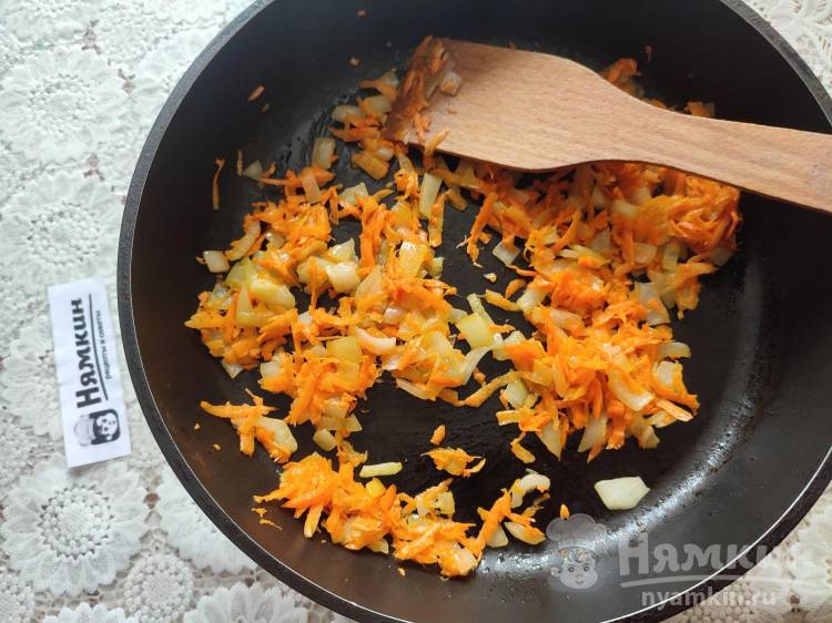 Фрикадельки с манкой под овощной подливой на сковороде - фото шаг 3