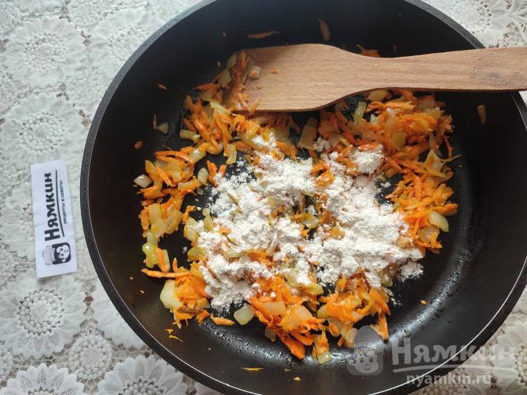 Фрикадельки с манкой под овощной подливой на сковороде - фото шаг 4