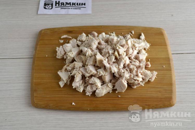 Окрошка на квасе с картошкой, вареной курицей и редиской - фото шаг 1