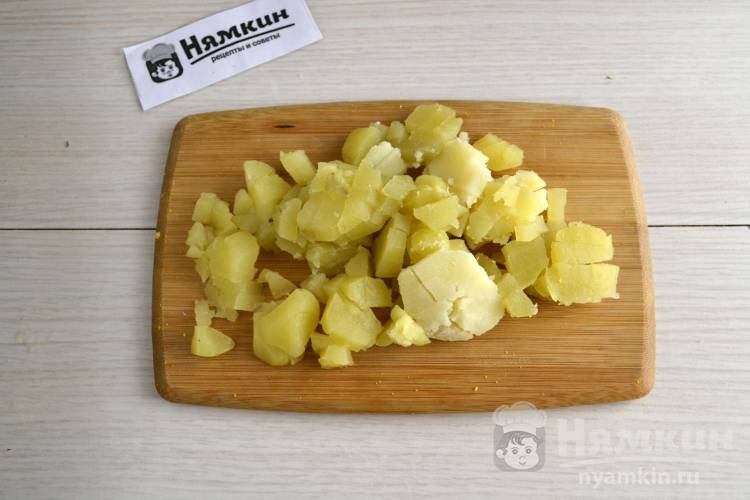 Окрошка на квасе с картошкой, вареной курицей и редиской - фото шаг 2