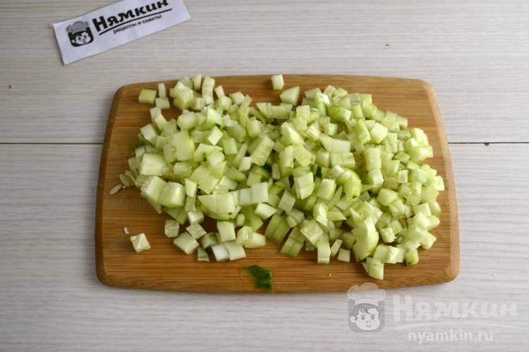Окрошка на квасе с картошкой, вареной курицей и редиской - фото шаг 5