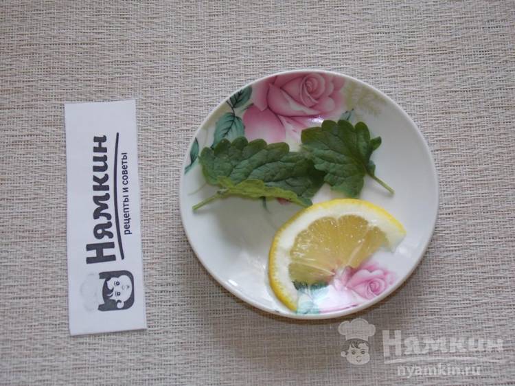 Компот из красной смородины с лимоном и мелиссой на зиму - фото шаг 2
