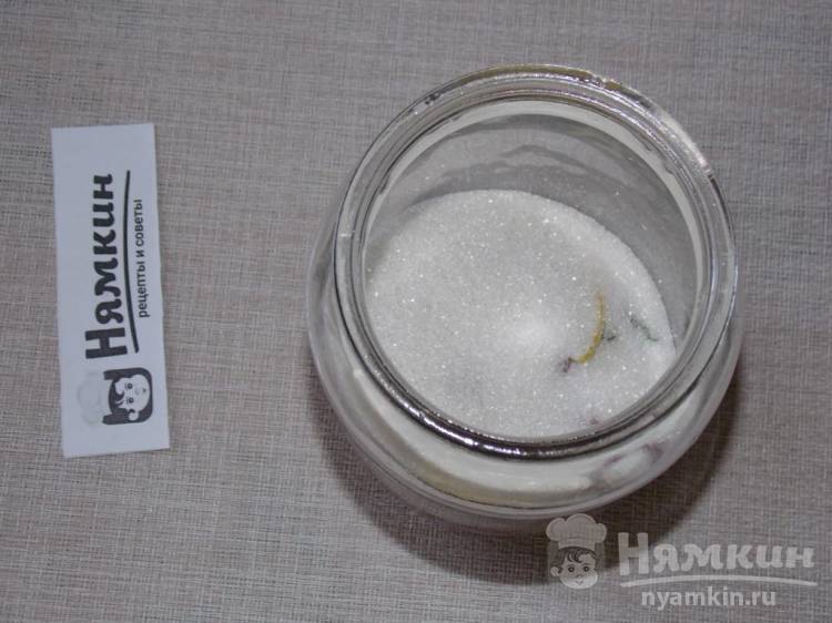 Компот из красной смородины с лимоном и мелиссой на зиму - фото шаг 4