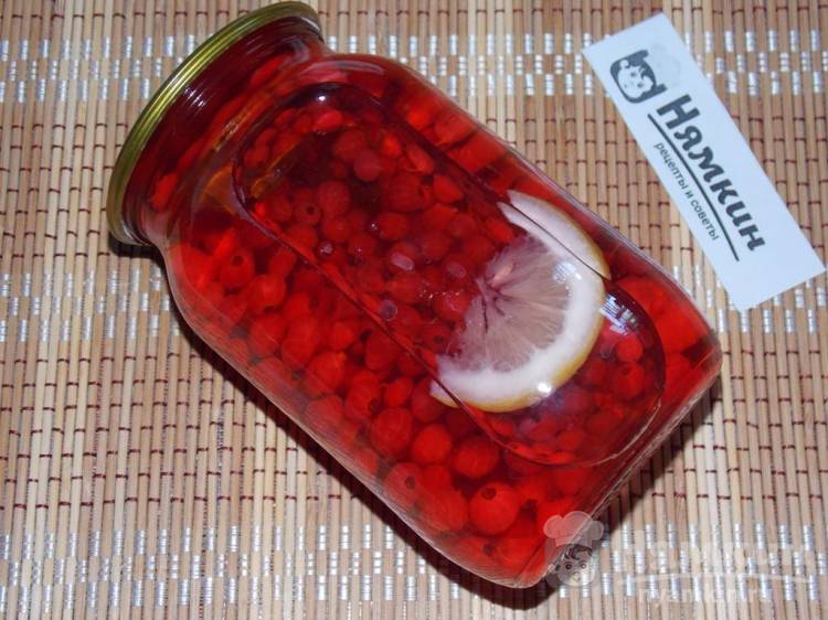Компот из красной смородины с лимоном и мелиссой на зиму - фото шаг 6