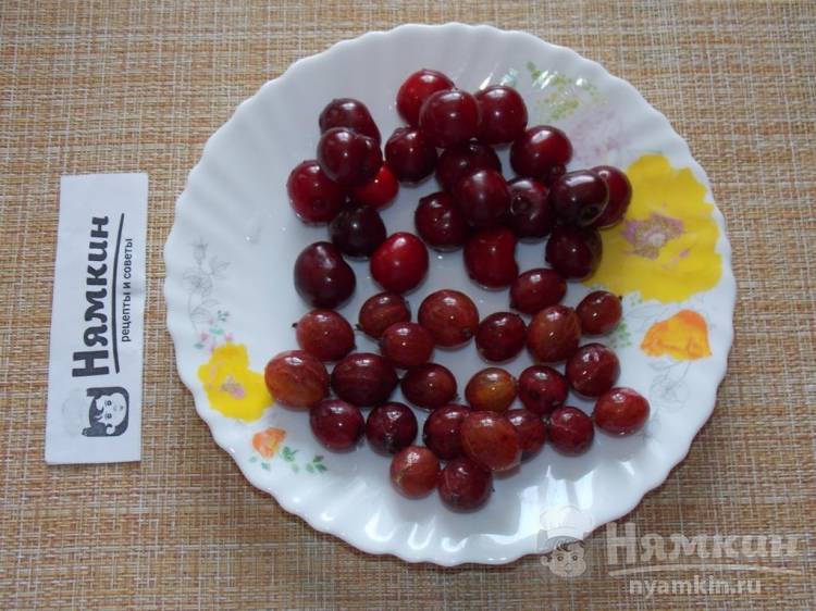 Компот из вишни с крыжовником и лимоном на зиму без стерилизации - фото шаг 1