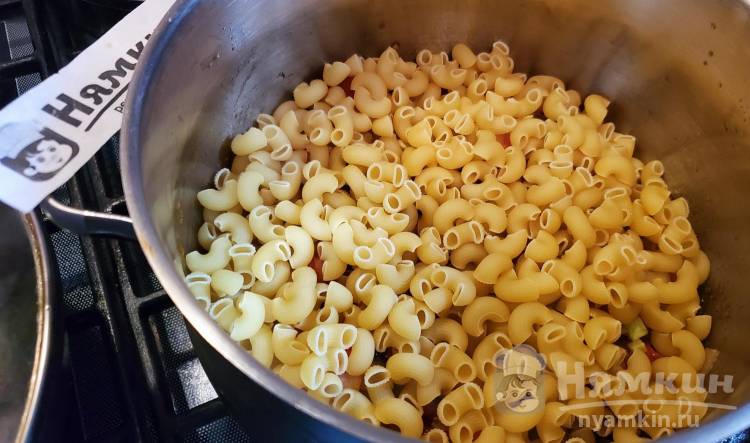 Закусочный торт из макарон с овощами и майонезным соусом под грилем - фото шаг 3