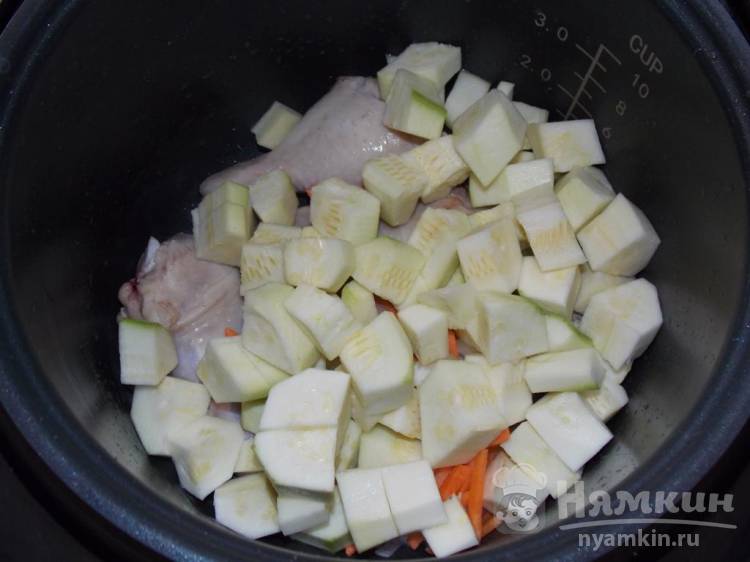 Тушеные кабачки с куриными голенями и овощами в мультиварке - фото шаг 5