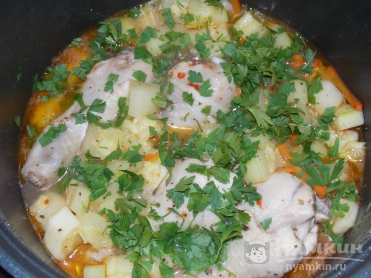 Тушеные кабачки с куриными голенями и овощами в мультиварке - фото шаг 7