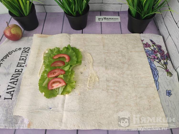 Домашняя шаурма в лаваше с курицей, овощами и соусом - фото шаг 6