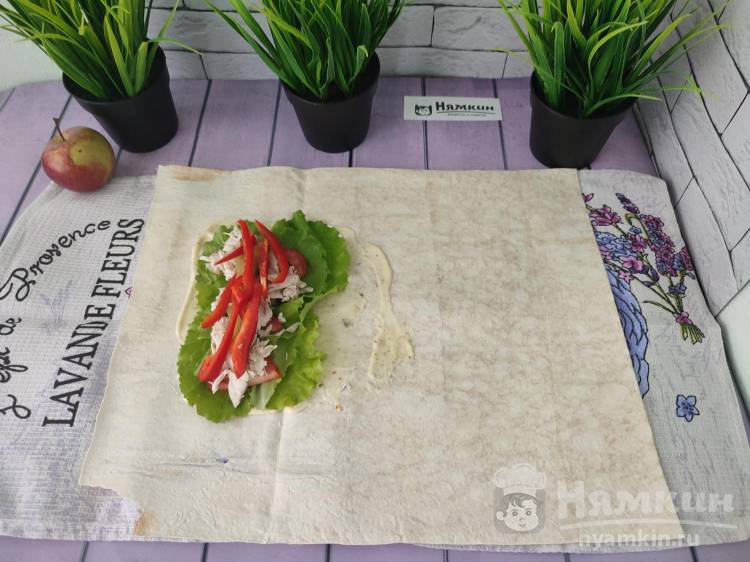 Домашняя шаурма в лаваше с курицей, овощами и соусом - фото шаг 7