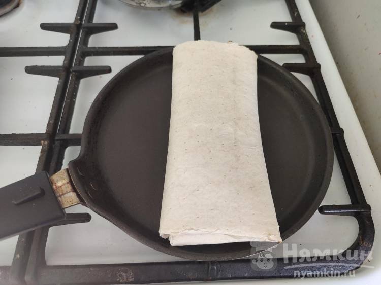 Домашняя шаурма в лаваше с курицей, овощами и соусом - фото шаг 11