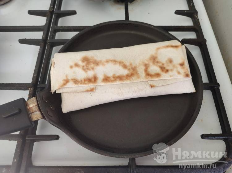 Домашняя шаурма в лаваше с курицей, овощами и соусом - фото шаг 12