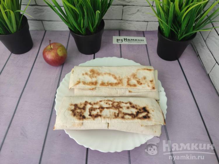Домашняя шаурма в лаваше с курицей, овощами и соусом - фото шаг 13