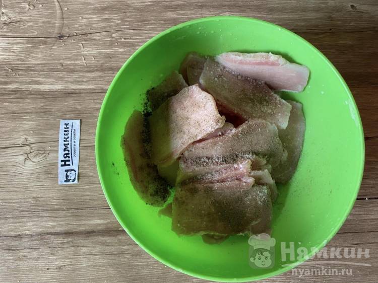 Жареная свинина на сковороде кусочками с луком