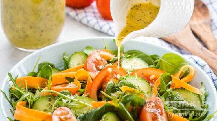 8 заправок для ароматных салатов, которые можно приготовить дома