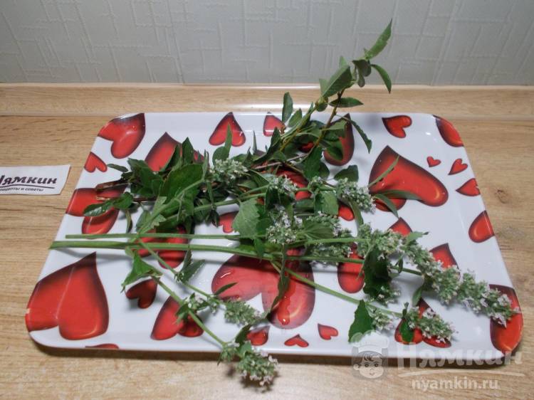 Компот из ирги с веточками вишни и мелиссы на зиму - фото шаг 1