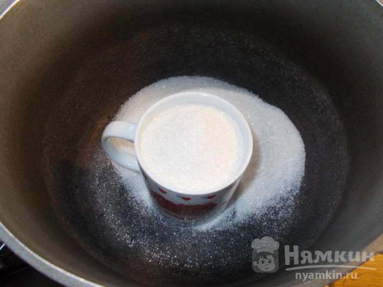 Компот из ирги с веточками вишни и мелиссы на зиму - фото шаг 4