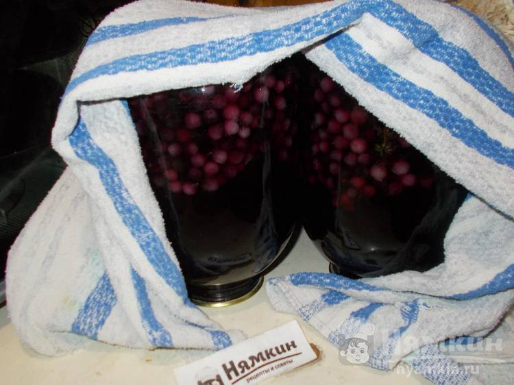 Компот из ирги с веточками вишни и мелиссы на зиму - фото шаг 8