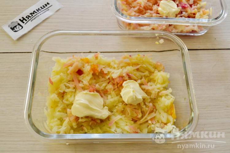 Классический салат Селедка под шубой из слабосоленой сельди - фото шаг 5