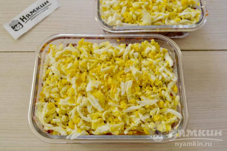 Классический салат Селедка под шубой из слабосоленой сельди - фото шаг 6