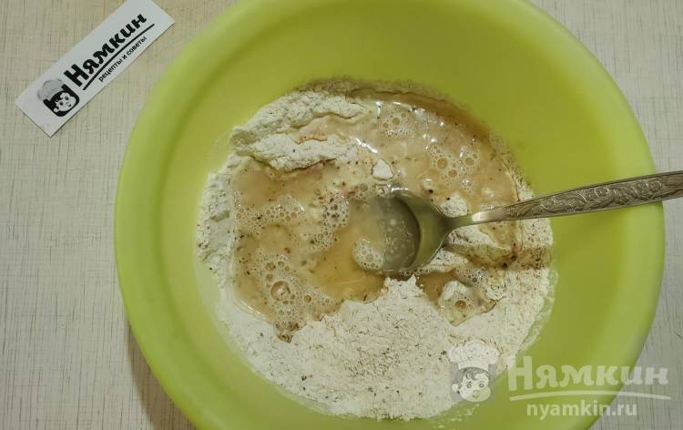 Жареные пирожки из дрожжевого теста с консервированной горбушей Лангустины - фото шаг 2