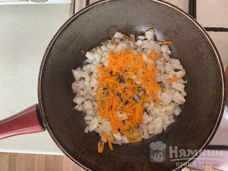 Вареная картошка с тушёнкой, луком и морковью в кастрюле - фото шаг 6